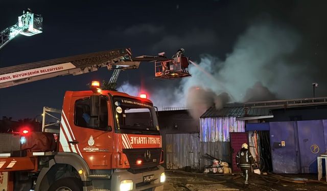 Başakşehir'de yangın: Demirci dükkanındaki alevler söndürüldü