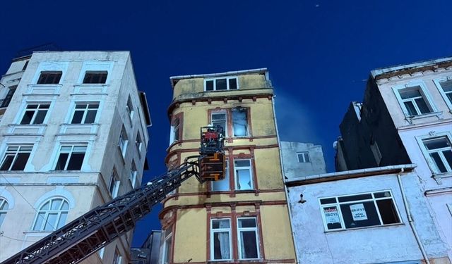 Beyoğlu'nda yangın: Kasımpaşa Stadı arkasındaki daire kullanılamaz hale geldi