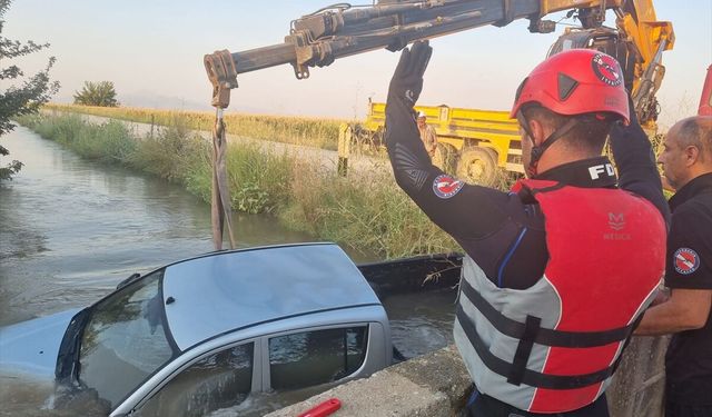 Diyarbakır Silvan'da pikap su kanalına devrildi: Sürücü yaralandı