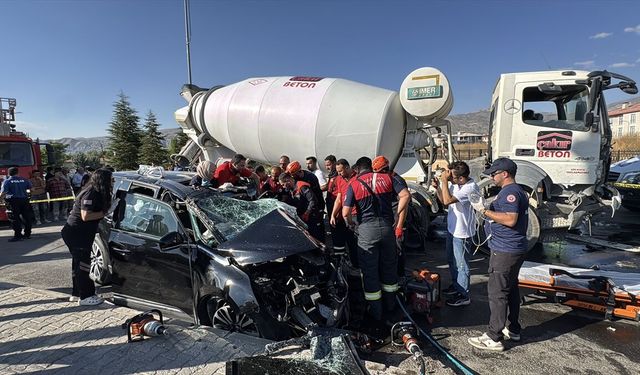 Erzincan’da beton mikseri ile SUV'nin çarpıştığı trafik kazasında 2’si ağır 3 yaralı