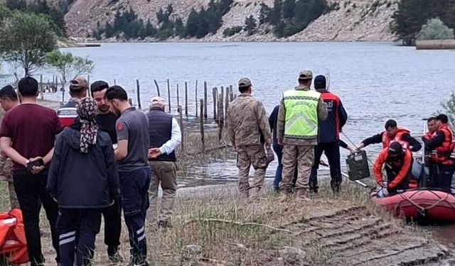 Gümüşhane’de pikap baraj göletine devrildi: Sürücü hayatını kaybetti