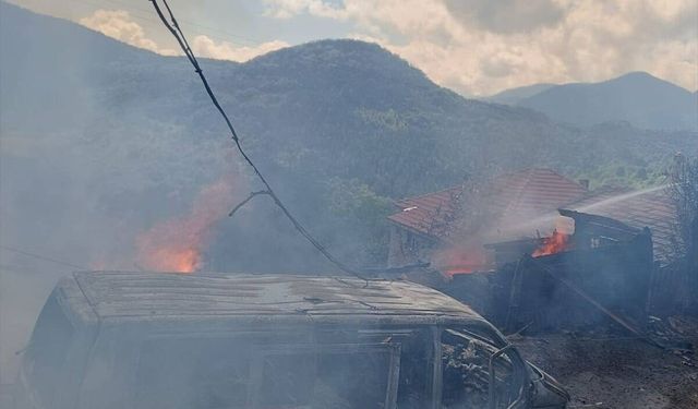 Kastamonu’da korkunç cinayet: Komşusunu öldürüp ev ve aracı ateşe verdi