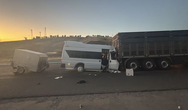 Malatya Battalgazi’de minibüs tıra çarptı: 3'ü ağır 18 kişi yaralandı