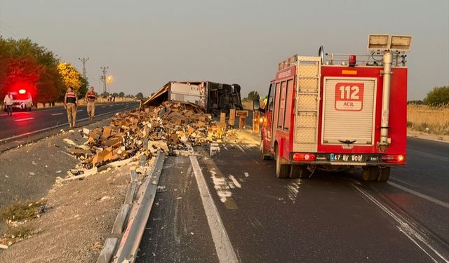 Mardin Nusaybin'de trafik kazası: Devrilen tırda 2 yaralı