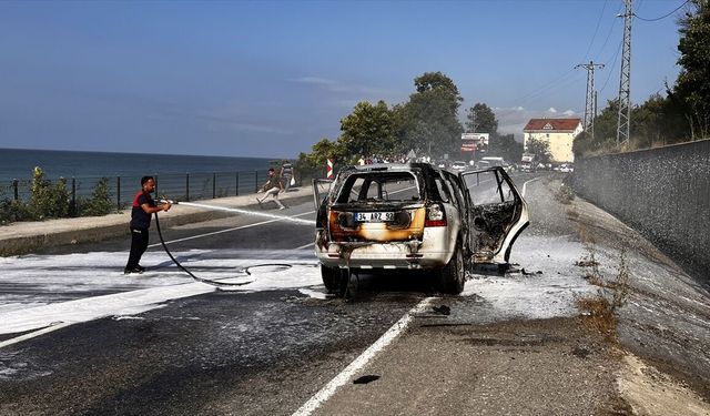 Sinop’ta seyir halindeki cip alev aldı: Araç kullanılamaz hale geldi