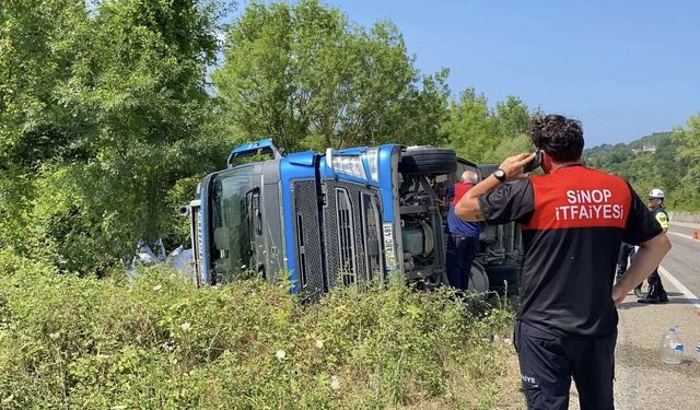 Sinop'ta tırın devrildiği trafik kazasında 3 yaralı