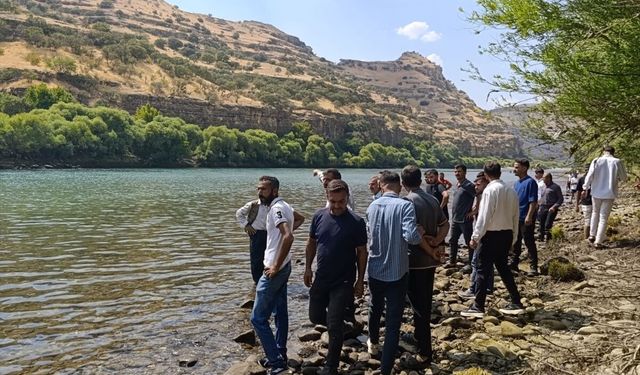 Şırnak Güçlükonak Dicle Nehri’nde akıntıya kapılan genç kız için arama sürüyor