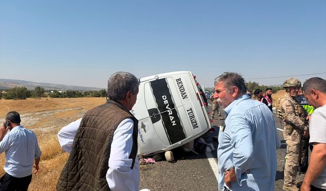 SON DAKİKA: Diyarbakır Lice'de feci trafik kazası... Devrilen minibüste 2 ölü, 4'ü ağır 12 yaralı
