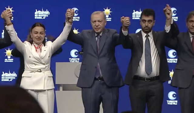 CHP'li üç belediye başkanı AK Parti'ye geçti: Cumhurbaşkanı Erdoğan rozetlerini taktı