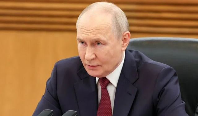 Putin: İturup Adası'nda çeşitli tesislerde incelemelerde bulundu
