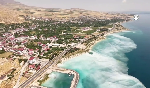 Van Gölü’nün kıyısındaki desenler merak konusu oldu, uzman isimden açıklama geldi