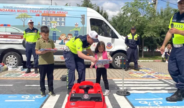 Jandarmanın yeni mobil trafik eğitim araçları sahaya çıktı