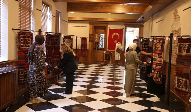 Yaşları 70 ila 120 yıl arasında değişen yaklaşık 120 parçalık heybe koleksiyonu ziyaretçilerini bekliyor
