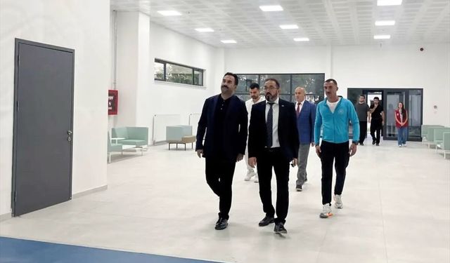 Ankara Gençlik ve Spor İl Müdürü Çelik Beypazarı’nda açılacak 1000 kişilik yeni spor salonunda incelemelerde bulundu