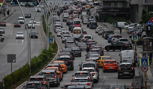 Okullar açıldı: Ankara'da trafik yoğunluğu oluştu