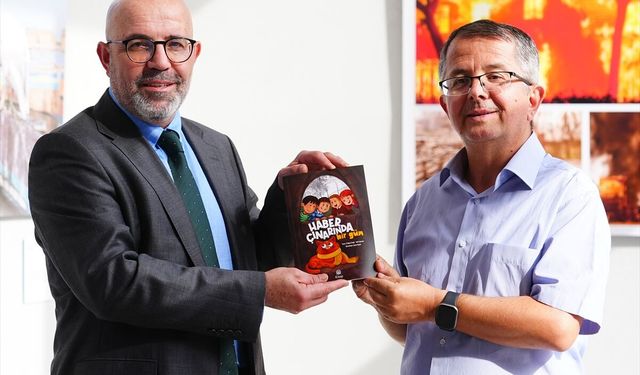 Gazetecilerden çocuklara medya okuryazarlığı rehberi: "Haber Çınarında Bir Gün" çıktı
