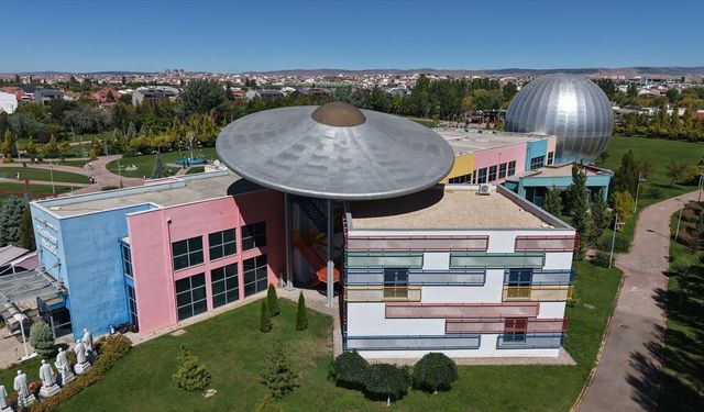 Kara deliklerin sırrı Eskişehir'de Sabancı Uzay Evi'ndeki planeteryumda keşfediliyor