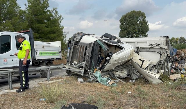 Adana Sarıçam'da kaza: Atık yüklü tır devrildi, 1 yaralı
