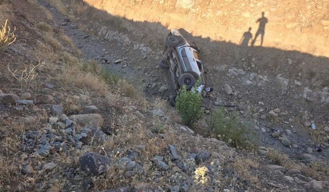 Bingöl'de trafik kazası: Pikap şarampole devrildi, 3 kişi yaralandı