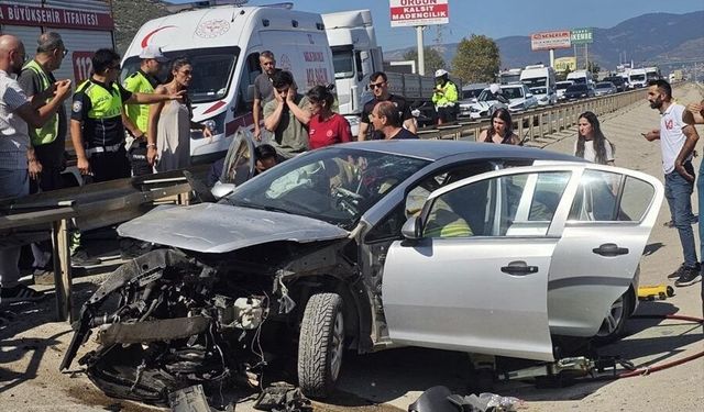 Bursa Orhangazi’de trafik kazası: Bariyere çarpan otomobilde 3 kişi yaralandı