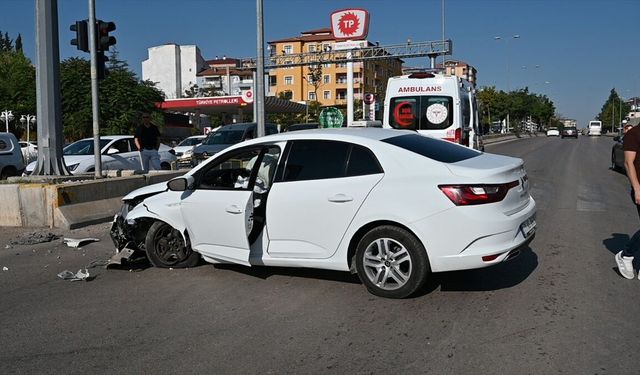 Kırıkkale'de trafik kazası: Otomobilin beton bariyere çarptığı kazada sürücü yaralandı