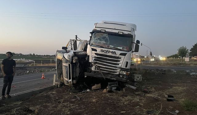 Şanlıurfa Siverek'te tır ile kamyonet çarpıştığı trafik kazasında 1'i çocuk 3 kişi yaralandı