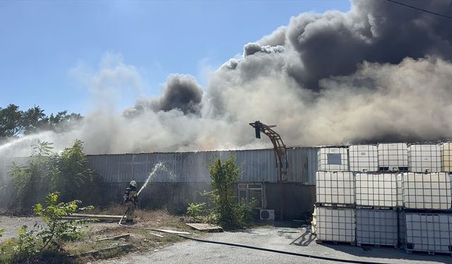 SON DAKİKA: Tuzla'da bir iş yerinde çıkan yangına müdahale sürüyor