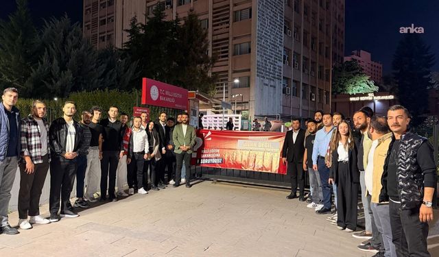 CHP Gençlik Kolları’ndan MEB önünde eylem: "Okullarda silah değil gelecek umudu olmalı"