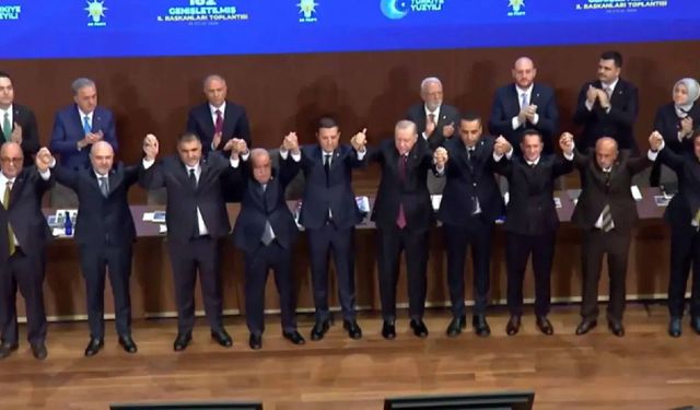 Cumhurbaşkanı Erdoğan, AKP’ye katılan 9 belediye başkanına rozetlerini taktı