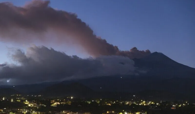 Etna Yanardağı'nda kül püskürmesi: Katanya Havalimanı'nda uçuşlar durduruldu