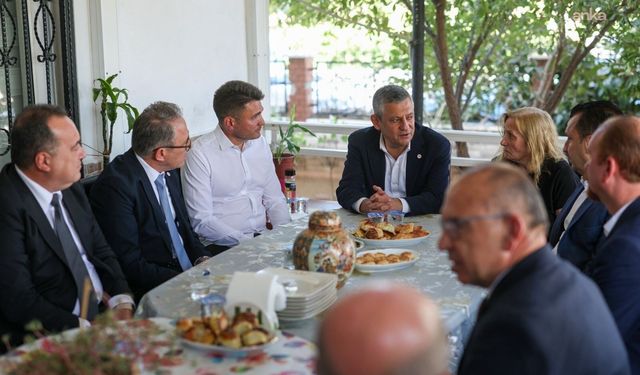 Özgür Özel, Saruhanlı’da Ruhan Alkan’ın ailesini ziyaret etti