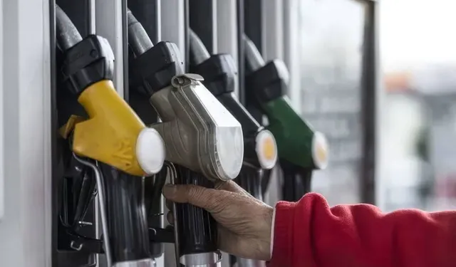 Motorin ve benzine zam geldi: Tabela gece yarısı değişti