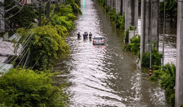 Bangkok'ta şiddetli yağışlar sürüyor: Yaklaşık 3 bin kişi tahliye edildi