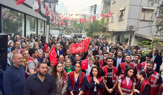İzmir'de YENİ Parti'den istifa eden yaklaşık 200 kişi CHP'ye geçti