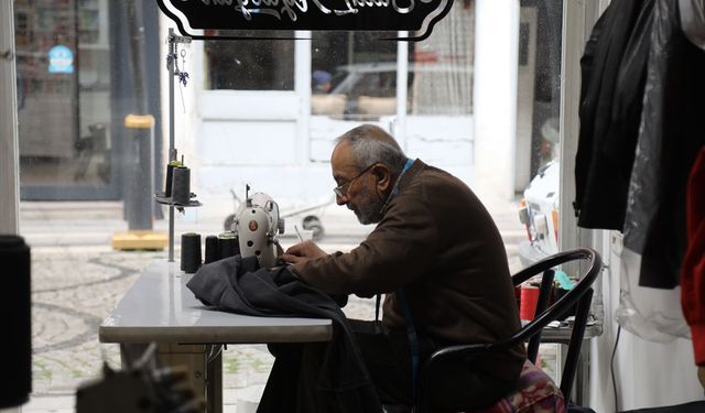 Ankara Çubuk'ta 61 yıllık terzi 74 yaşındaki Salih Aydoğan zamana ve hazır giyime direniyor
