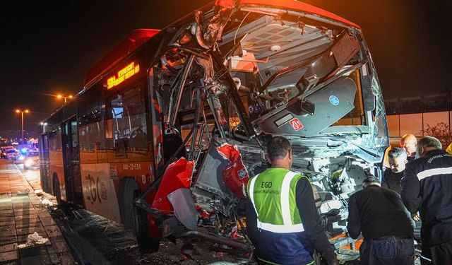 Ankara Etimesgut'ta EGO otobüsü üst geçit ayağına çarptı: 24 yaralı