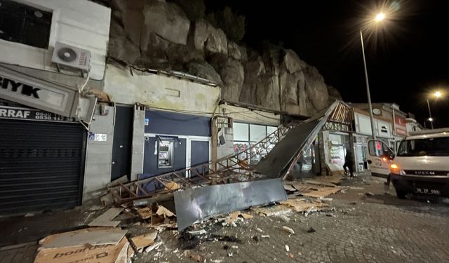 Kayseri'de kontrolden çıkan araç 50 metrelik kayalıklardan iş yerlerinin üzerine uçtu