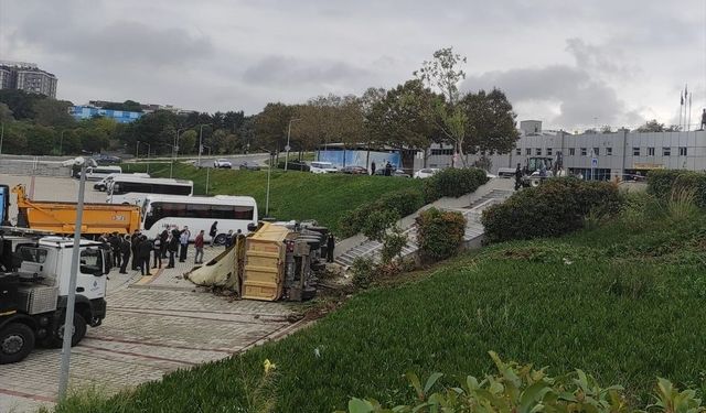 Eyüpsultan'da trafik kazası: Kamyon İSKİ bahçesine yuvarlandı, 2 yaralı