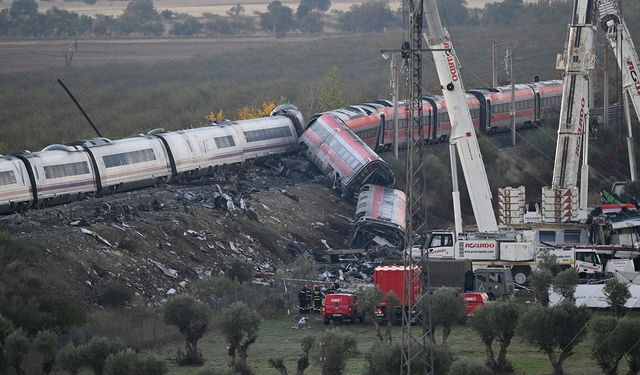 İspanya'daki hızlı tren kazasında ölü sayısı 68'e çıktı: Ulusal yas ilan edildi