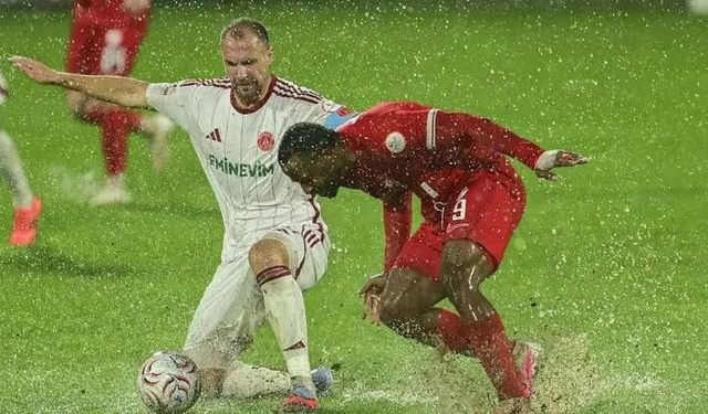 Ümraniyespor-Boluspor maçı yarıda kaldı! İstanbul'daki sağanak futbolu da vurdu