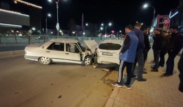 Elazığ'da otomobil park halindeki araçlara çarptı, 2 kişi yaralandı