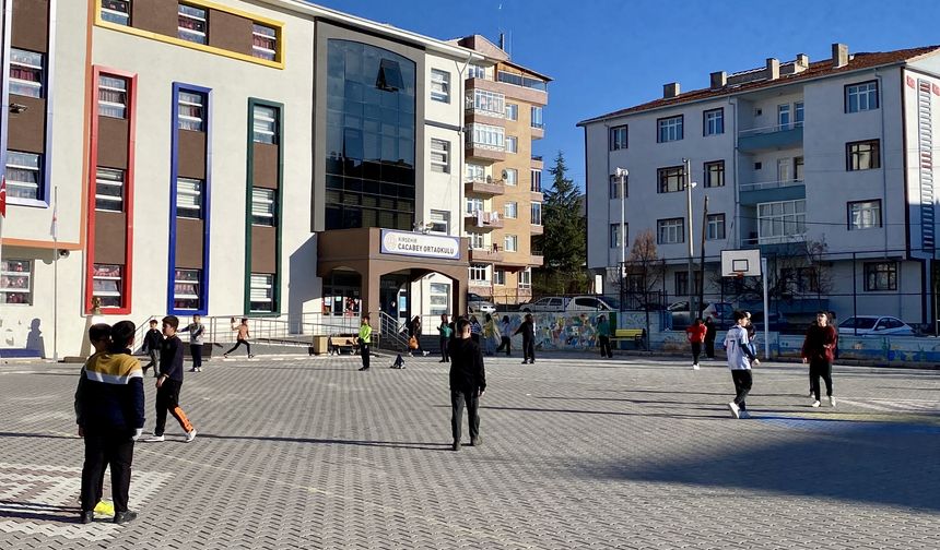 Kırşehir'de 16 öğrenci gıda zehirlenmesi şüphesiyle hastaneye kaldırıldı