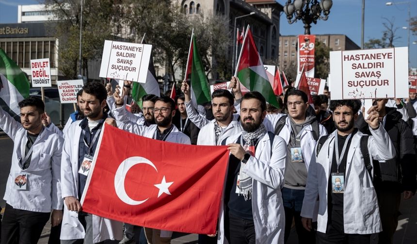 Ankara'da sağlık çalışanları Gazze için "sessiz yürüyüş" düzenledi