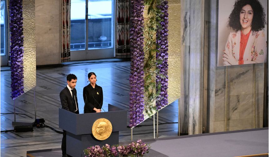 Cezaevindeki İranlı aktivist Nergis Muhammedi adına Nobel Ödülü'nü çocukları aldı