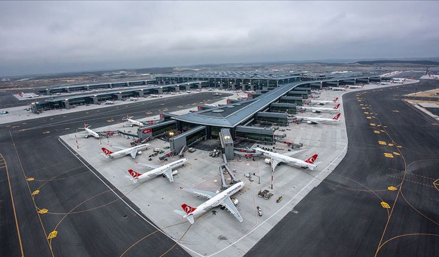 Olumsuz hava koşulları nedeniyle uçaklar İstanbul'a inemiyor