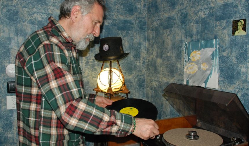 Eskişehirli emekli teknisyen 35 yılda binlerce kaset, plak, CD ve DVD biriktirdi