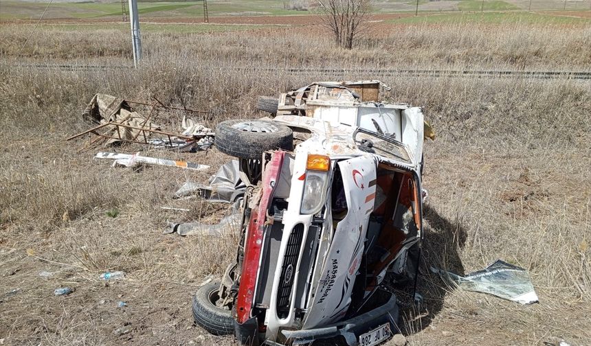Sivas'ta devrilen kamyonetteki 3 kişi yaralandı