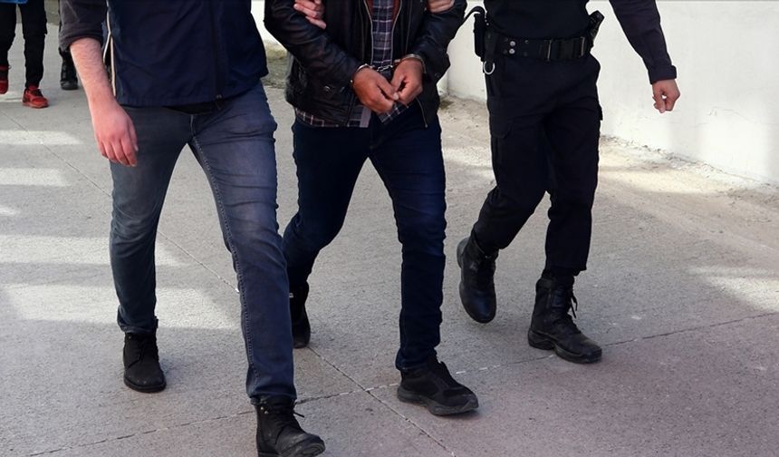 Edirne'de 21 kaçak göçmen ile 2 insan kaçakçısı yakalandı
