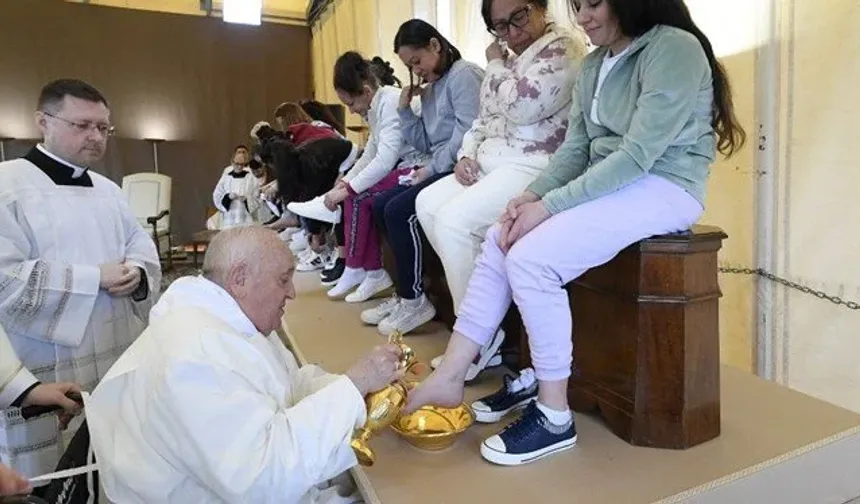 Papa Francis, 12 kadın mahkumun ayağını yıkadı