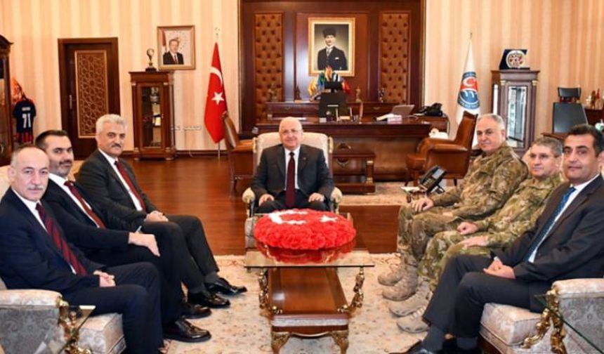 Milli Savunma Bakanı'nın vali ziyaretine AKP'liler de eşlik etti